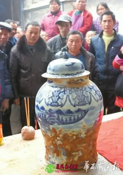 成都:村民迁祖坟挖出青花瓷坛 捐给文物所(组图)