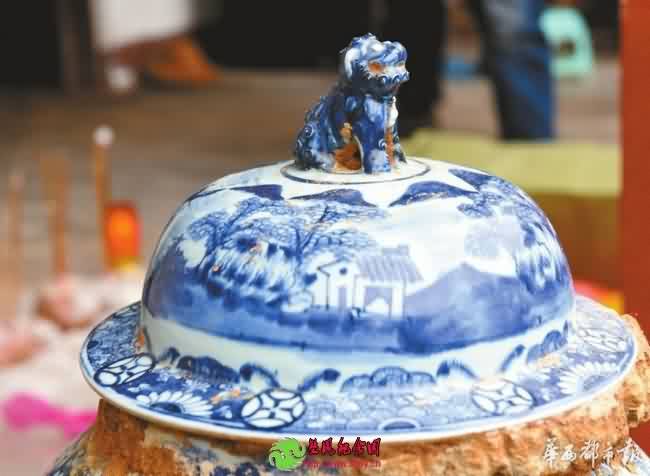 成都:村民迁祖坟挖出青花瓷坛 捐给文物所(组图)