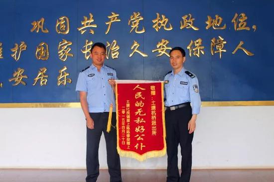 (左一为沈华祥)