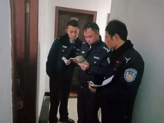 (中间为沈华祥)