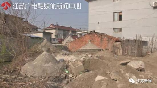 风水好？19座坟包围一家 