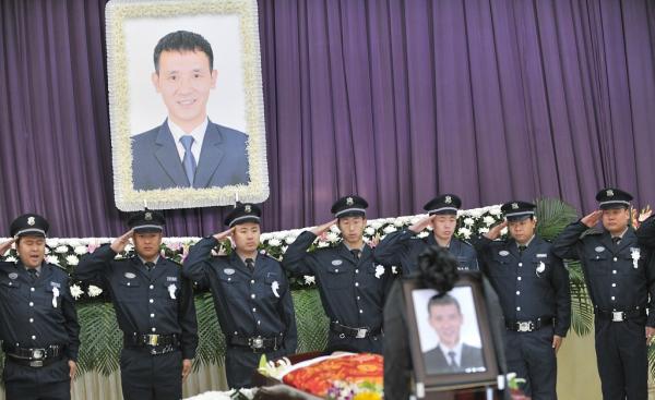 保安接坠楼女子而身亡被评烈士 骨灰迁往烈士陵园