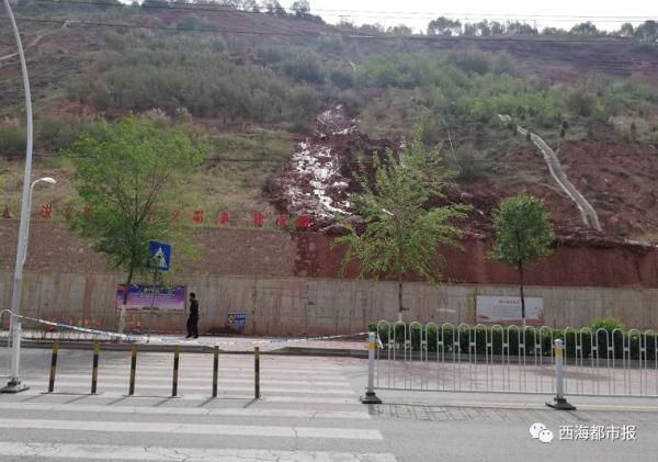 现场|西宁南川东路有山体滑坡险情，六一桥至烈士陵园路段全面禁行