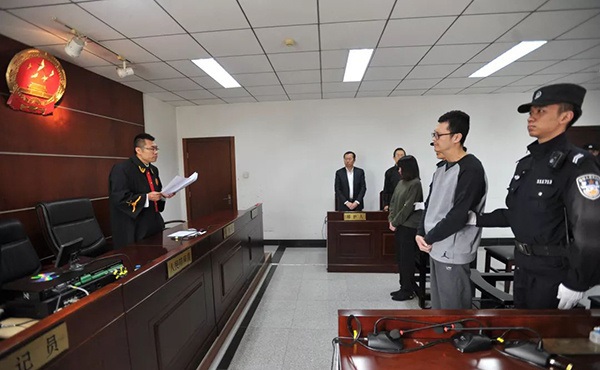 今日之声|老人在小区蜜蜂称不蜇人 业主:多人被蛰
