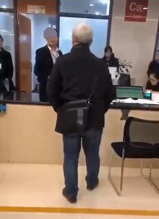 今日之声|老人在小区蜜蜂称不蜇人 业主:多人被蛰