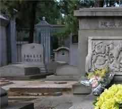 《墓园挽歌》的陌生化功能